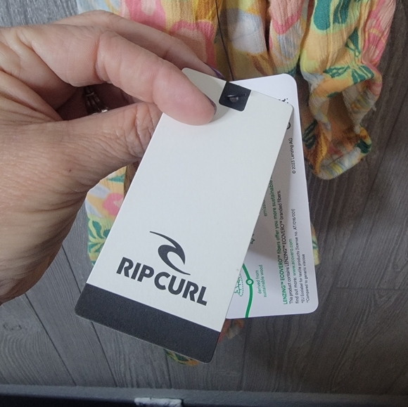 NWT RIP Curl Floral Off The Shoulder  Women's Top - Pink, Yellow, Green 100 Visc - Picture 3 of 6